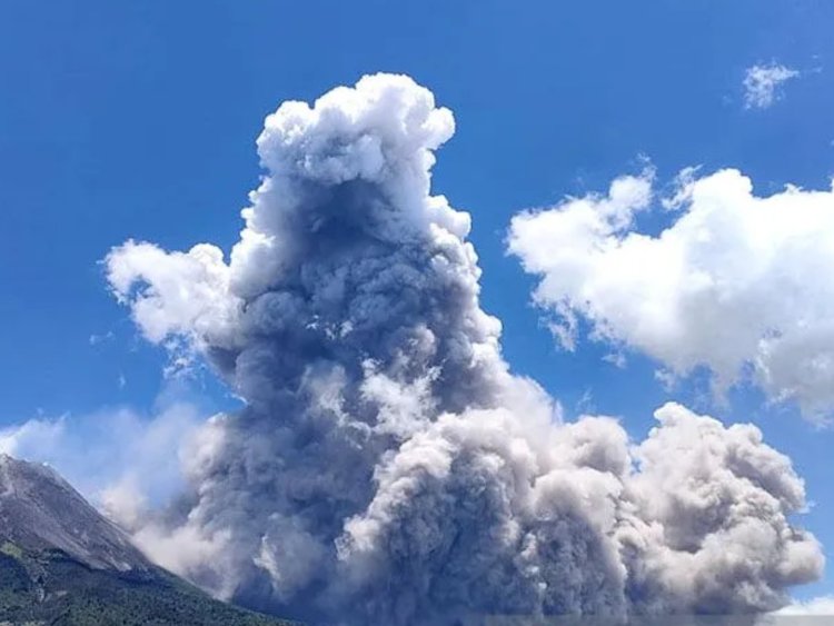 Gunung Merapi keluarkan awan panas guguran ke arah Kali Bebeng/Kali Krasak