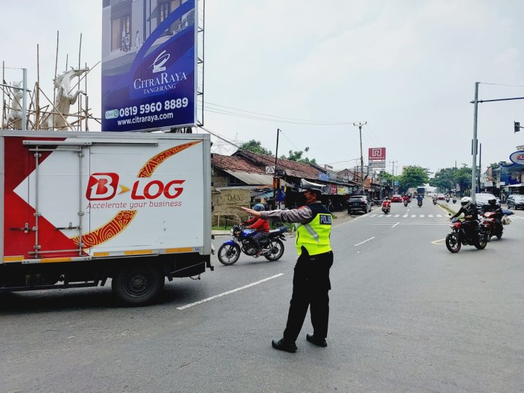 Kegiatan Strong Point Gatur Lalin Anggota Lantas Polsek Cikupa Polresta Tangerang Polda Banten Di Jln Raya Serang Depan Kantor kecamatan Cikupa Lama