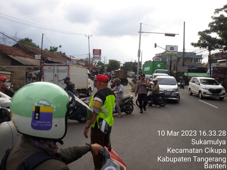 Memininalisir Kemacetan, Strong Point Gatur Lalin Anggota Polsek Cikupa Polresta Tangerang Polda Banten