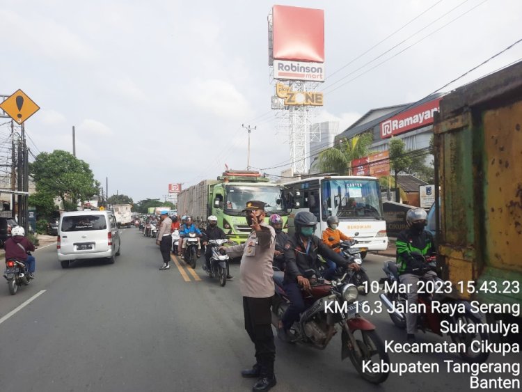 Kegiatan Strong Point Gatur Lalin Anggota Lantas Polsek Cikupa Polresta Tangerang Polda Banten Berikan Rasa Aman kepada Pengguna Jalan