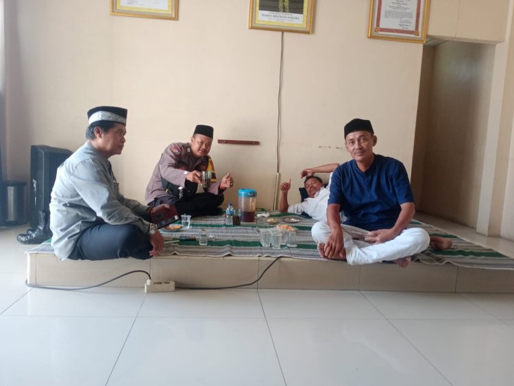 Anggota Bhabinkamtibmas Polsek Cikupa Polresta Tangerang Polda Banten Gencar Giat :*Yuk Ngopi Wae* Bersama Warga Binaan Berikan Himbauan Harkamtibmas