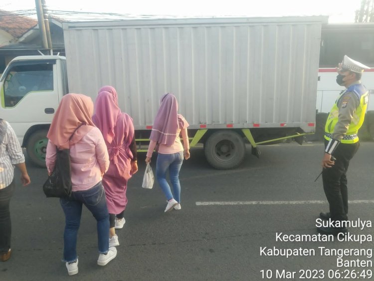 Melaksanakan Kegiatan Strong Point Gatur Lalin Anggota Polsek Cikupa Polresta Tangerang Polda Banten, Antisipasi Kemacetan Pengguna Jalan