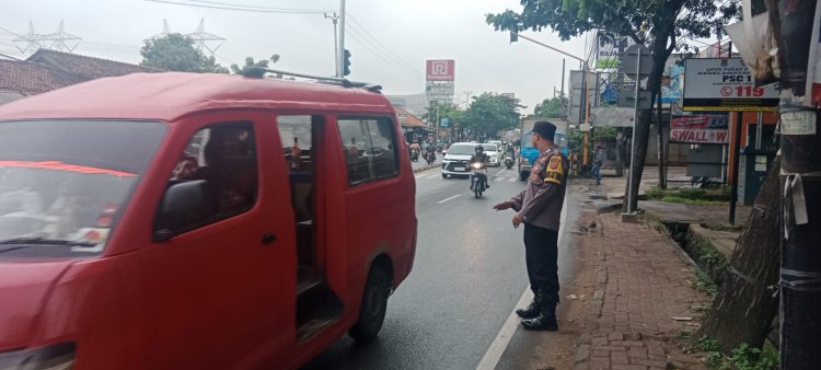 Personil Polsek Cikupa Polresta Tangerang Lakasankan Strong Point Gatur Arus Lalin Di Beberapa Titik Kemacetan