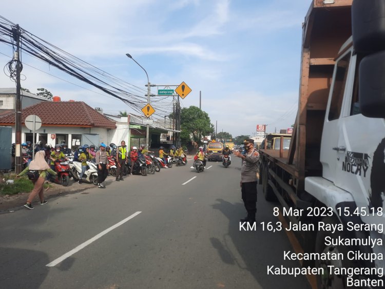 Anggota Lalu lintas Polsek Cikupa Polresta Tangerang Polda Banten Laksanakan Protap Pengaturan Arus Lalu lintas