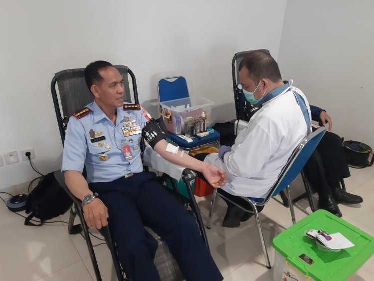 Komandan Lanud Husein Satranegara Mengikuti Donor Darah di Bandara Husein Satranegara