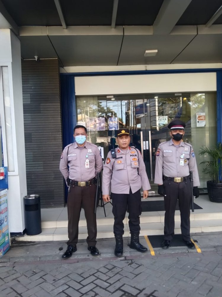 Ipda Purwantoro Kanit Samapta Polsek Cikupa Polresta Tangerang Polda Banten  Memberikan Edukasi Harkamtibmas Di  Kawasan Pergudangan Blizlink Dengan Securty