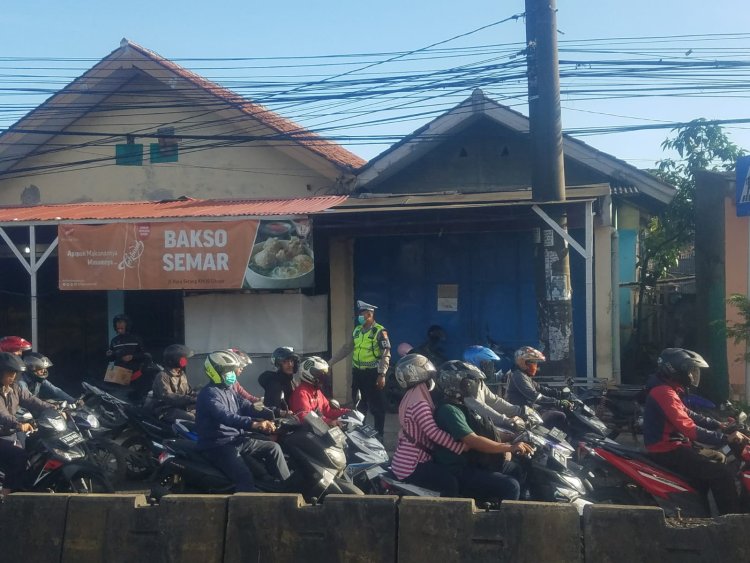 Pengawasan, Pengecekan Personil Protap Dipertigaan Kecamatan Lama, Pertigaan Kolumbus ( PT.Cingluh) Guna Pelayanan pengaturan lalulintas Polsek Cikupa   Kabupaten Tangerang,- Antisipasi Dalam Kemacetan dan kecelakaan Wakapolsek Cikupa Udiyano melaksanakan Kegiatan Protap pagi hari dalam Pengaturan Lalu lintas, agar terciptanya Kamseltibcar Lantas Polsek Cikupa dan Lantas Polresta Tangerang Polda Banten pada Hari    Selasa Tanggal  07 Maret 2023 Pukul   06.30 s/d 08:00 wib Lokasi Jalan Raya Seran