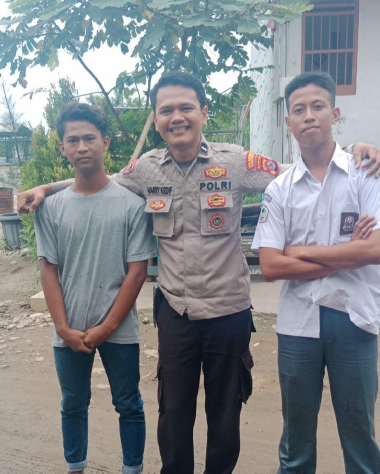 Jaga Kondusifitas Bhabinkamtibmas Polsek Cikupa Polresta Tangerang Dengan Cara Sambang Dan Bangun Sinergitas Bersama Para Pelajar Juga Masyarakat