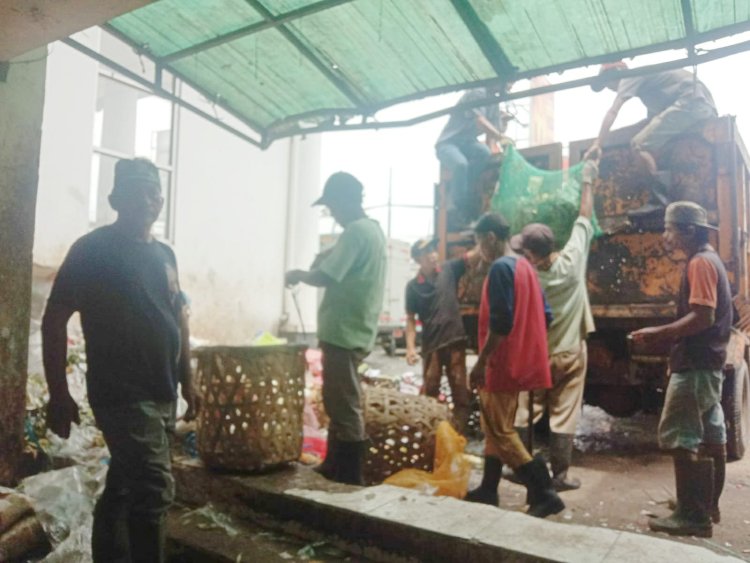 Pengangkut Sampah Pasar Tradisional Desa Cikupa Oleh Koordinator Kebersihan Kec. Cikupa Dan Pengelola Pasar Cikupa Dengan Truk Sampah