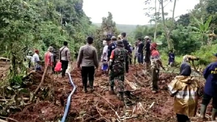 Seorang Warga Tertimbun Tanah Longsor Belasan Meter