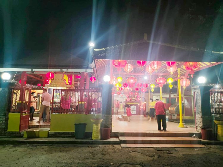 Malam Tahun Baru Imlek Warga keturunan Tionghoa Padati Vihara Punna Karya