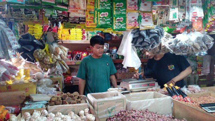 Pengelola Pasar Tradisional Cikupa Yanto Arab Terjun Langsung Ke Lapangan, Cek Ketersediaan Stok Harga Sembako