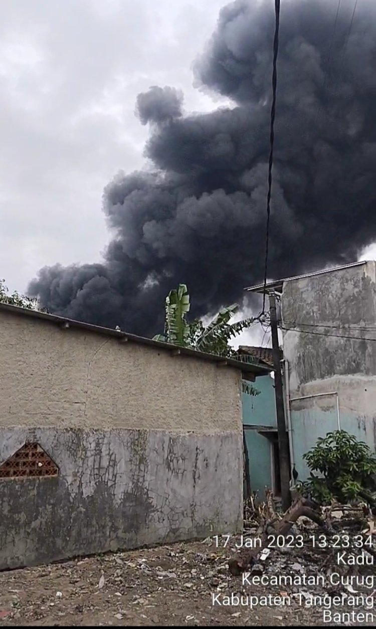 PT Global Printec Indonesia Kebakaran Lima Unit Mobil Pemadam milik BPBD Kabupaten Tangerang Di Terjunkan