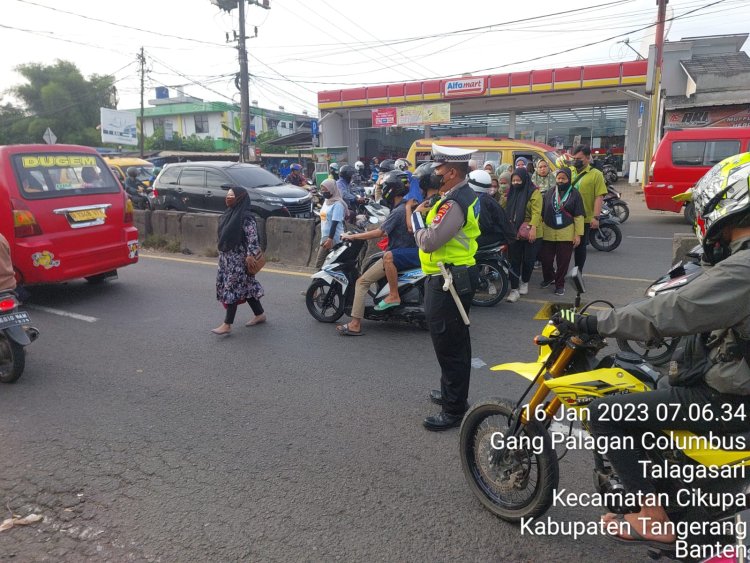 ANGGOTA POLSEK CIKUPA POLRESTA TANGERANG PROTAP GATUR LALIN DI PAGI HARI ANTISIPASI KEMACETAN DI JALAN SERANG