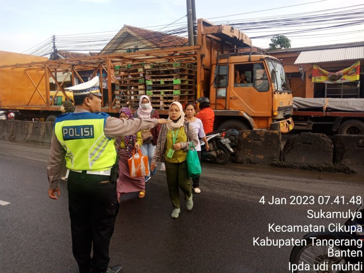 Antisipasi Kemacetan Juga Laka Lantas, Kanit Lantas Ipda Udi Muhdi Giat Pengaturan Gatur Lalin, Polsek Cikupa Polresta Tangerang Polda Banten