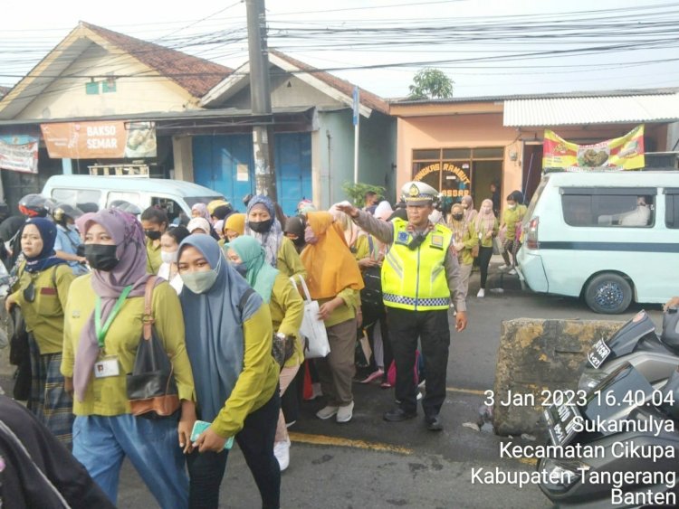 Cegah Kemacetan, Polsek Cikupa Polresta Tangerang laksanakan Protap Gatur Lalin