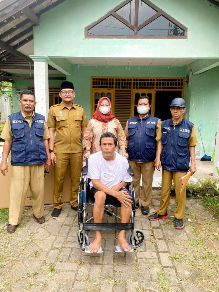 Pemerintah Desa Cibadak Menerima Bantuan 15 Kursi Roda Dari Dinas Sosial Kabupaten Tangerang