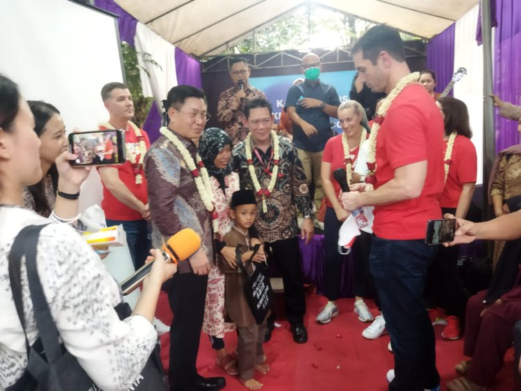 PT KMK Global Sport Kunjungi Kampung Talaga Kocak Berikan Santunan Anak Yatim Dan Duafa