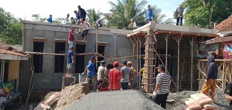 Semua Aparatur Desa dan Wartawan MNnews Ikut Bergotong Royong Pengecoran Gedung Balai Desa Mekar Jaya