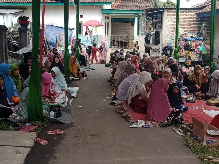 Majlis Taklim Al Khoeriah Kampung Ciodeng Gelar  Acara Maulid Nabi Muhammad SAW DI Hadiri Ibu Kades Mekar Jaya
