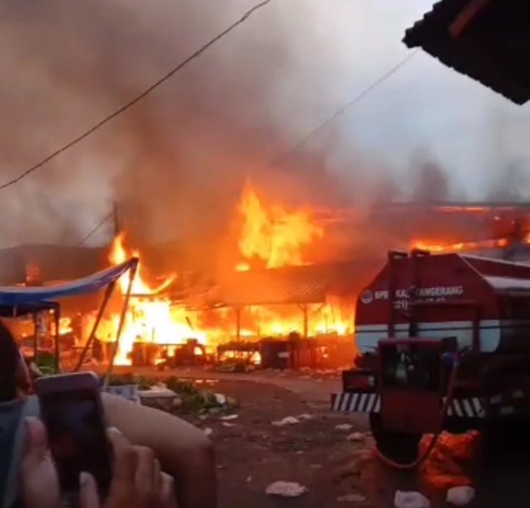 Kebakaran Hebat Melanda Pasar Sentiong Balaraja