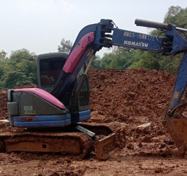 Excavator proyek pembagunan SMKN Cikupa Diduga Mengunakan BBM Subsidi, Siapa pemasoknya