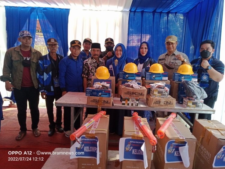 Ketua Fraksi DPRD Kab. Tagerang Partai Demokrat Berikan Bantuan Peralatan Las Ke Lima KPM Bengkel Kreatif Mekar Jaya