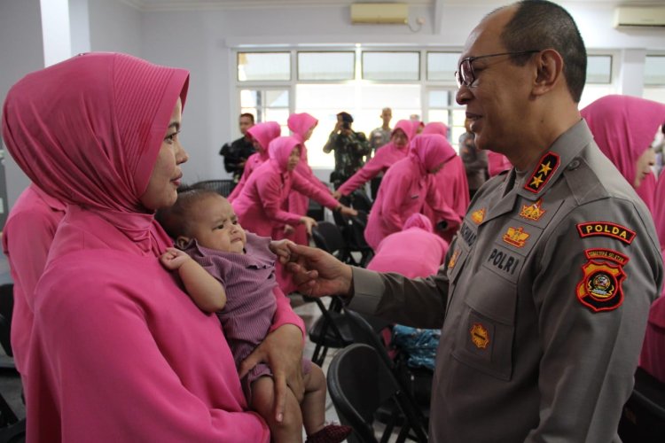 Kapolda Irjen Pol A Rachmad Wibowo SIK memberikan tali asih kepada Bhayangkari Personel Satbrimob atas tugas BKO Papua