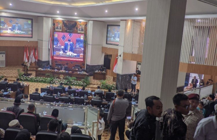 Yopi Iskandar Resmi Dilantik Dalam Agenda Paripurna Di gedung DPRD Kab. Bogor