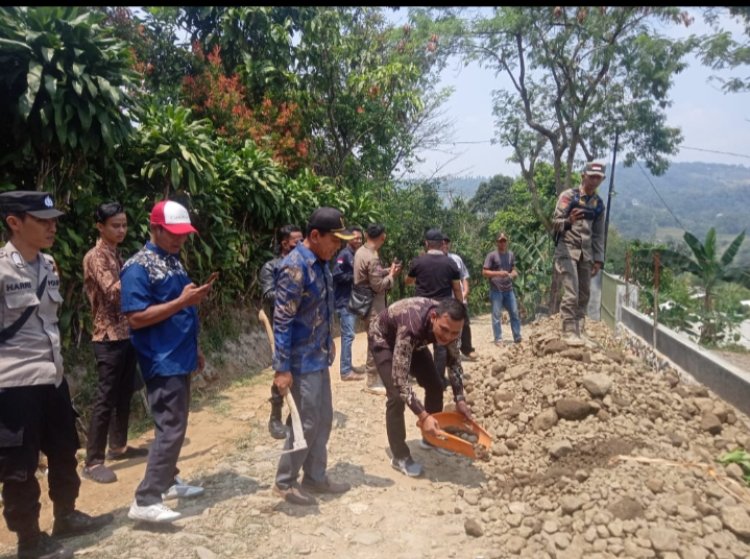 Desa Bojong koneng alokasikan louncing samisade Bangun Betonisasi jalan di RW 11