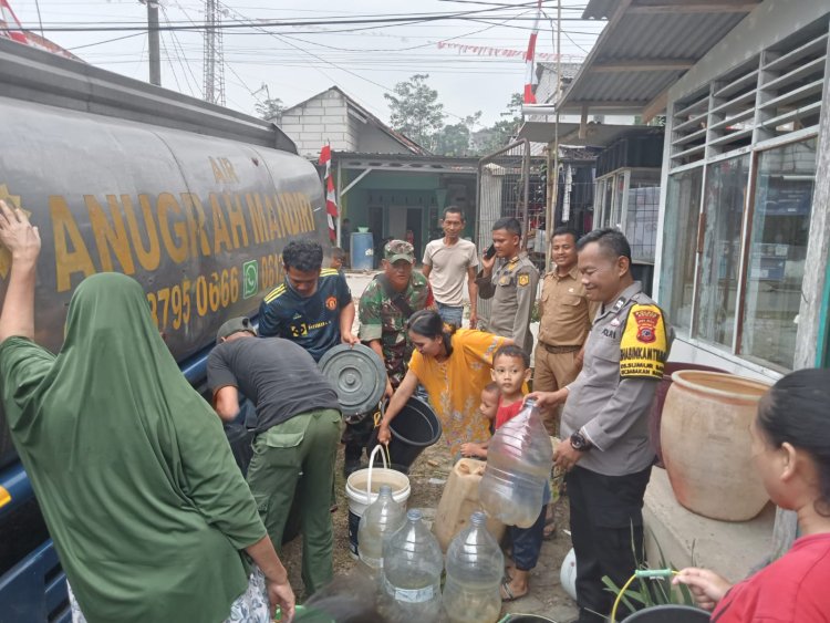 Aden Setiawan mengucapkan terima kasih kepada penyalur air bersih untuk warga desa sumur batu.