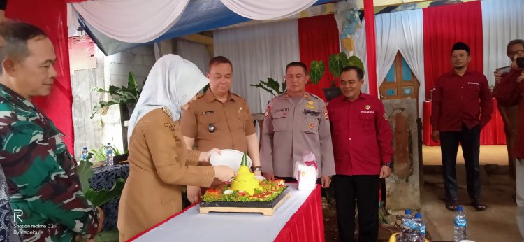 louncing samisade desa Cikeas  Bangun tembok penahan tanah ( TPT ) di RW 05