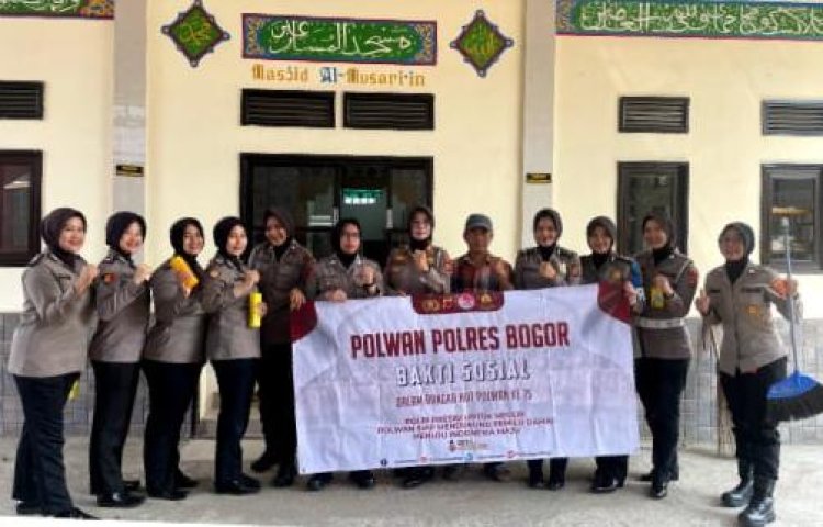 POLWAN POLRES BOGOR POLDA JABAR MELAKSANAKAN BAKTI SOSIAL BAKTI RELIGI DENGAN BERSIH - BERSIH RUMAH TEMPAT IBADAH DALAM RANGKA PERINGATAN HARI JADI POLWAN KE 75