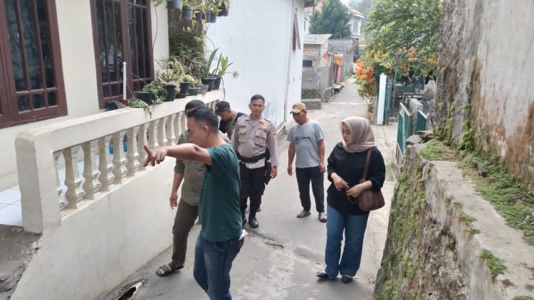 Menjalin Sinergitas Bhabinkamtibmas Melaksanakan Giat Patroli Bersama Kepala Desa Serta Perangkat Desa Juga Di Bantu Warga Binaan