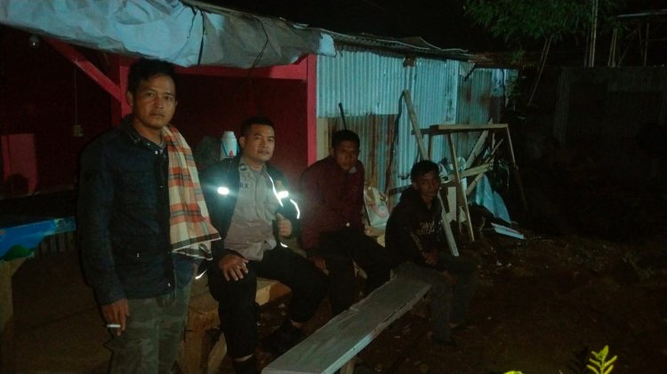 Bhabinkamtibmas Wilayah Hukum Polsek Sukaraja Lakukan Giat Patroli Malam Dalam Menjaga Kamtibmas Bersama Warga Poskamling