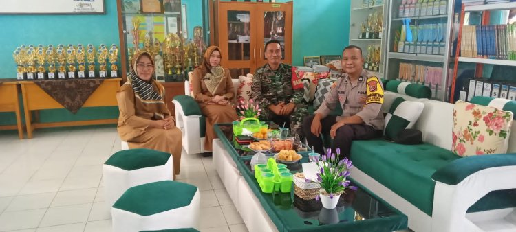 Sinergitas TNI - Polri Dalam Kegiatan Sambang Secara Bersama - Sama Dalam Menjalin Kemitraan Di Wilayah Hukum Polsek Nanggung