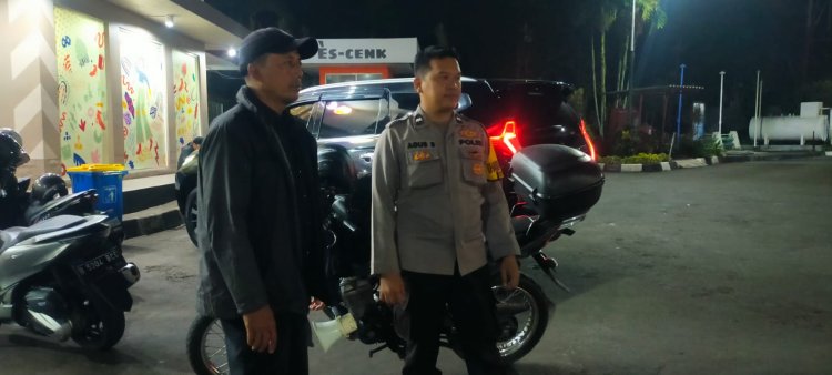 Antisipasi Kejahatan, Bhabinkamtibmas Desa Cipayung Sambang Security SPBU sampaikan Pesan Kamtibmas