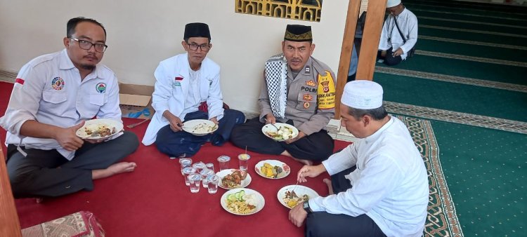 Kunjungan Silahturahmi Sekaligus Dialogis Kamtibmas Kepada Tokoh Masyarakat dilakukan Personil Polsek Cisarua Kabupaten Bogor