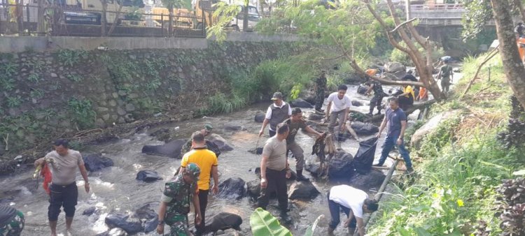 Ciptakan Sinergitas Jaga Lingkungan, Polres Bogor Secara Serentak Gelar Kegiatan Bersih - Bersih Sampah