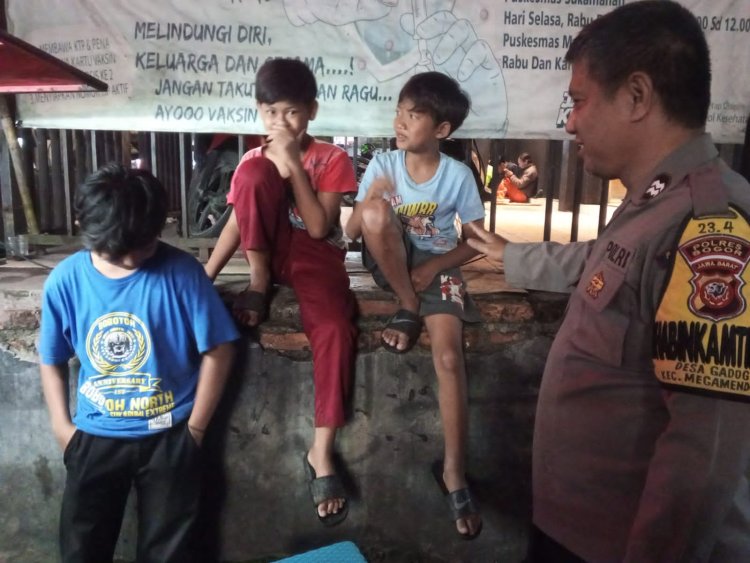 Bhabinkamtibmas Polsek Megamendung Polres Bogor Lakukan Dialogis Dengan Anak - Anak Yang Nongkrong Dalam Rangka Menjaga Kamtibmas