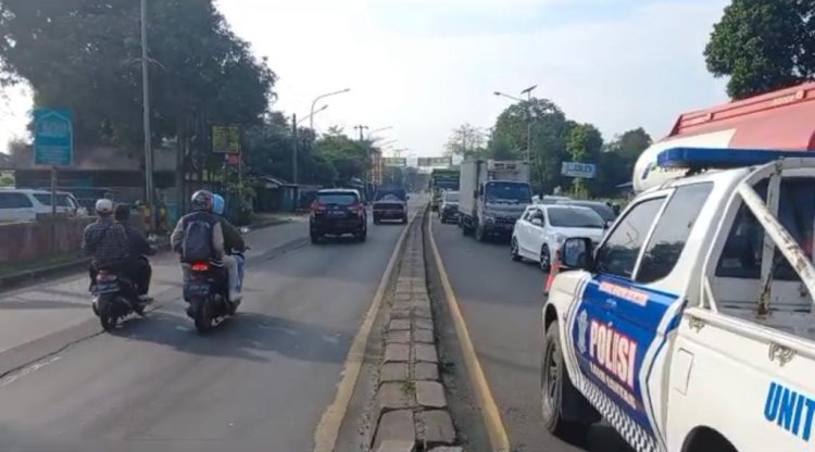 Hilang Konsentrasi Sebuah Mobil Tabrak Tiang Listrik di Kemang Bogor