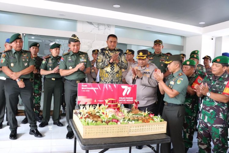 Wakasad, Danlanud, Danyokes Berikut Jajaran nya dan Kejaksaan Negeri Cibinong Berikan Kejutan Ke Polres Bogor di Perayaan Hari Bhayangkara ke 77