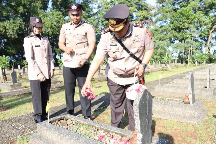 JELANG HARI BHAYANGKARA KE 77 TAHUN 2023, POLRES BOGOR GELAR ZIARAH TABUR BUNGA KE TAMAN MAKAM PAHLAWAN