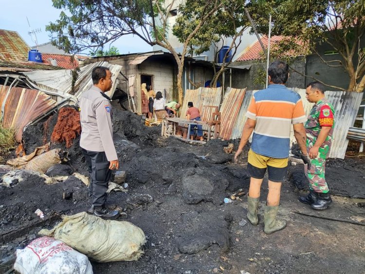 Polsek Cibinong Polres Bogor Gelar Lakukan Olah TKP kebakaran Sebuah Lapak Ban Bekas