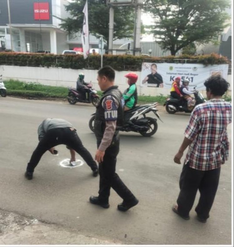 LAKA LANTAS DI JALAN NAROGONG, PIHAK KEPOLISIAN LAKUKAN PENANGANAN OLAH TEMPAT KEJADIAN