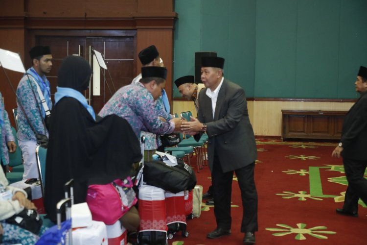 Sekda Burhanudin Lepas 230 Calon Jamaah Haji Kloter 71 JKS