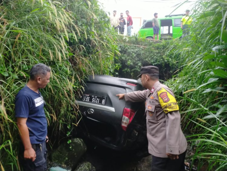 Sebuah Mobil Terguling Ke Dalam Sebuah Selokan, Polsek Tamansari Polres Bogor Gelar Olah TKP