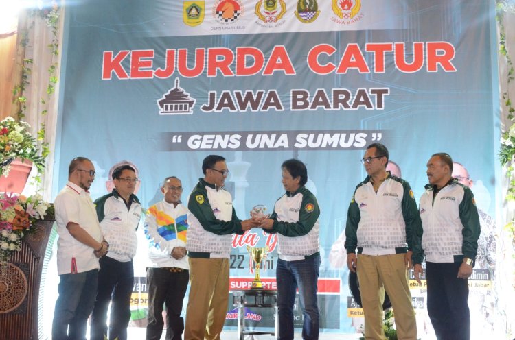 Buka Kejurda Catur Jawa Barat, Iwan Setiawan Berikan Penghargaan kepada Keluarga Tangguh Catur.