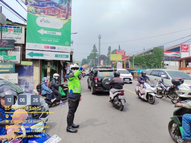 Urai Kepadatan Arus Lalu Lintas Saat Libur Panjang, Sat Lantas Polres Bogor Polda Jabat Berlakukan Rekayasa Arus Lalu Lintas di Kawasan Puncak Bogor