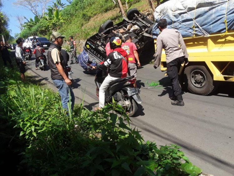 Akibat Muatan Berlebih, Sebuah Kendaraan Pick Up Terguling di Megamendung Bogor